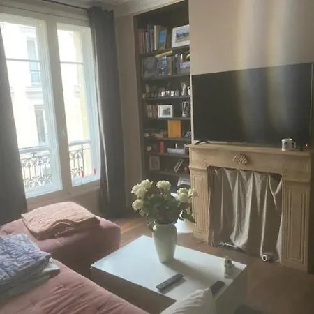 La Voisine D'emilie In Paris